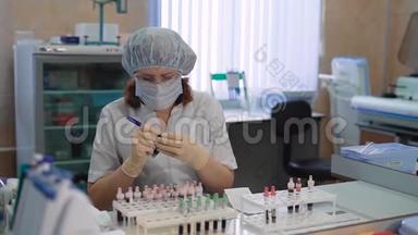 一位成年妇女在一<strong>家私</strong>人诊所的实验室工作，一位戴着面罩的医生在脸上标记了